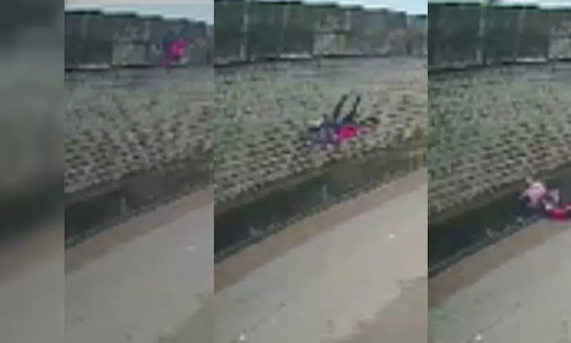 ദേശീയ പാതയിൽ സ്കൂട്ടർ നിയന്ത്രണം വിട്ട് സർവീസ് റോഡിലേക്ക് വീണ് യുവതിക്ക് ദാരുണാന്ത്യം ദേശീയ പാതയിൽ സ്കൂട്ടർ നിയന്ത്രണം വിട്ട് സർവീസ് റോഡിലേക്ക് വീണ് യുവതിക്ക് ദാരുണാന്ത്യം