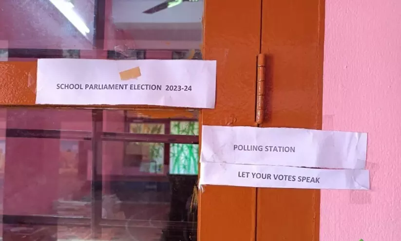 സ്കൂൾ പാർലമെന്‍റ്​ തെരഞ്ഞെടുപ്പിൽ രാഷ്ട്രീയം വേണോയെന്ന്​ സ്കൂളിന്​ തീരുമാനിക്കാം -ഹൈകോടതി