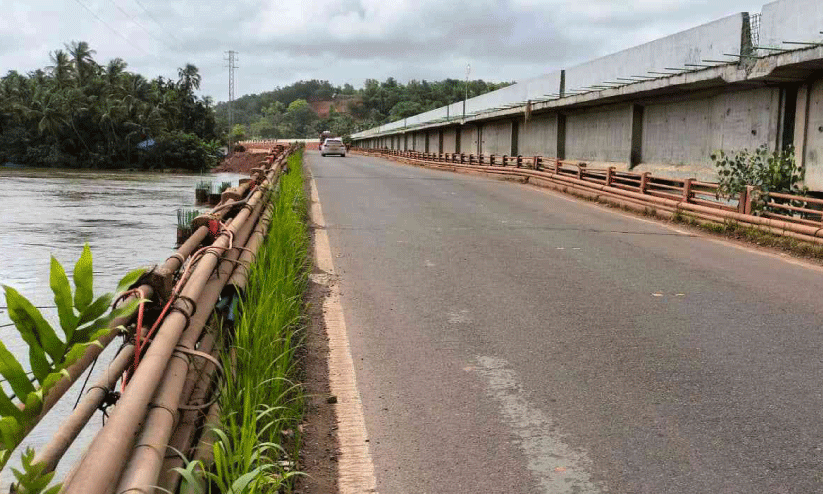 കാ​ര്യ​ങ്കോ​ട് പാ​ലം