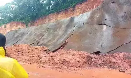 The guard wall collapsed on the Mukali National Highway