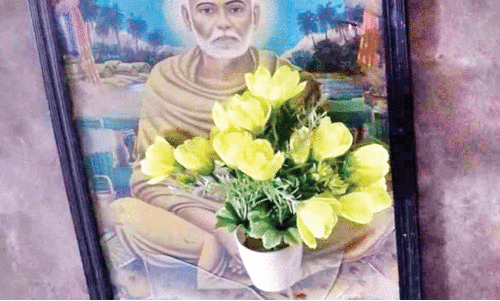 ഗു​രു​ദേ​വ ചി​ത്രം ന​ശി​പ്പി​ച്ച നി​ല​യി​ൽ