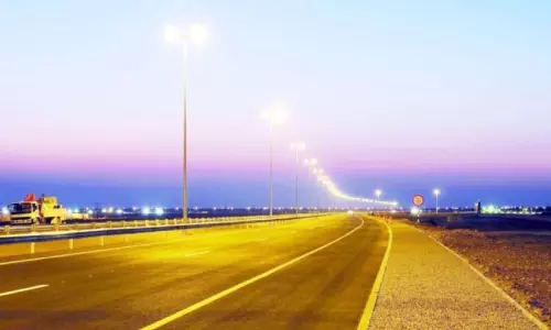 ബാ​ത്തി​ന തീ​ര​ദേ​ശ റോ​ഡ് പ​ദ്ധ​തി​യു​ടെ ആ​ദ്യഘ​ട്ട നി​ർ​മാ​ണം പു​ന​രാ​രം​ഭി​ച്ചു