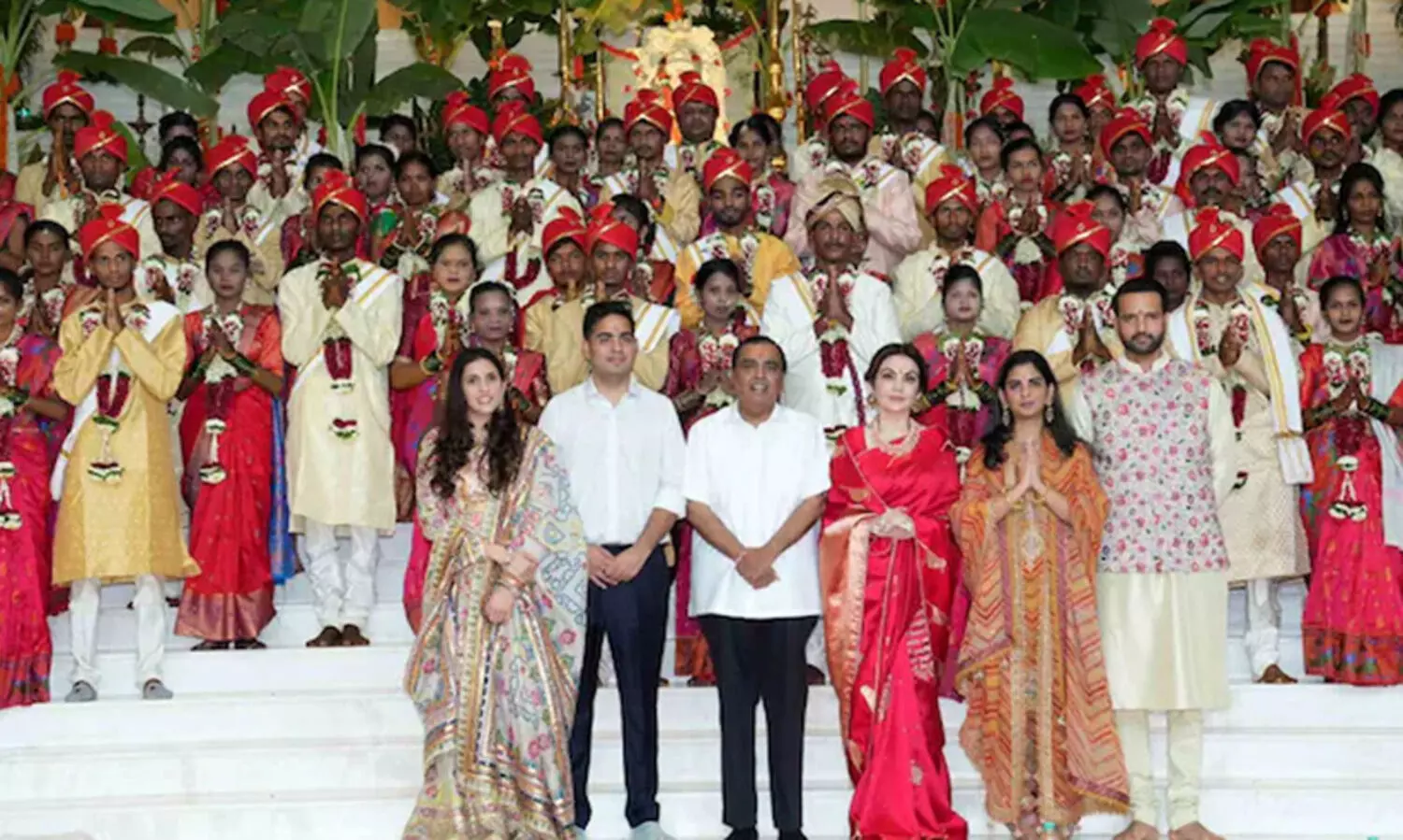 ആനന്ദ് അംബാനിയുടെ വിവാഹത്തിന് മുന്നോടിയായി സമൂഹവിവാഹം നടത്തി മുകേഷ് അംബാനി