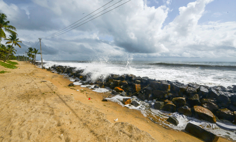 എ​ട​വ​ന​ക്കാ​ട്​ അ​ണി​യ​ൽ ക​ട​പ്പു​റ​ത്ത്​ ക​ട​ൽ​ക്ഷോ​ഭ​ത്തി​ൽ തീ​ര​ദേ​ശ​റോ​ഡ്​ മ​ണ​ൽ മൂ​ടി​യ​​പ്പോ​ൾ
