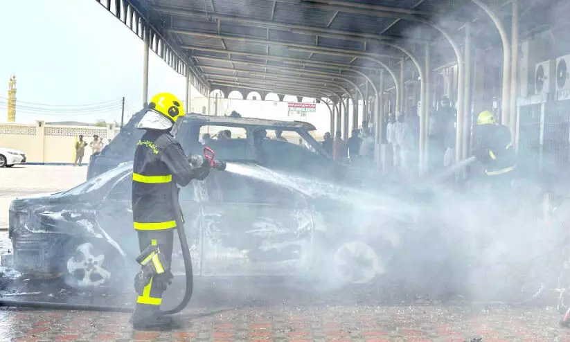 മുസന്നയില് കാറുകള്ക്ക് തീപിടിച്ചു മുസന്നയില് കാറുകള്ക്ക് തീപിടിച്ചു