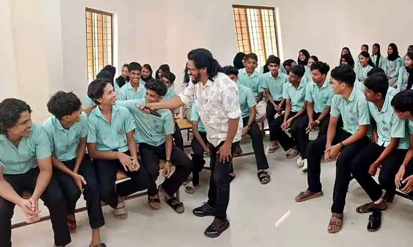 ചിരിയും ചിന്തയും ചാലിച്ച കഥകൾ പറഞ്ഞ് സാഹിത്യ ശിൽപ്പശാല ചിരിയും ചിന്തയും ചാലിച്ച കഥകൾ പറഞ്ഞ് സാഹിത്യ ശിൽപ്പശാല