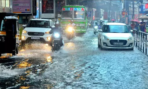 സംസ്ഥാനത്ത് ഇന്നും പരക്കെ മഴ; കള്ളക്കടലിന് സാധ്യത, ആറ് ജില്ലകളിൽ യെല്ലോ അലർട്ട്
