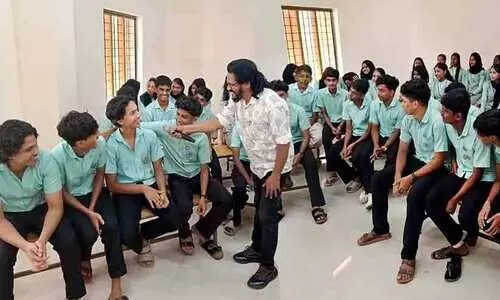 ചിരിയും ചിന്തയും ചാലിച്ച കഥകൾ പറഞ്ഞ് സാഹിത്യ ശിൽപ്പശാല ചിരിയും ചിന്തയും ചാലിച്ച കഥകൾ പറഞ്ഞ് സാഹിത്യ ശിൽപ്പശാല