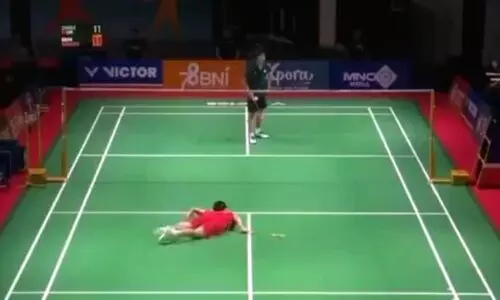 ബാഡ്മിന്റന്‍ മത്സരത്തിനിടെ ഹൃദയാഘാതം; കോര്‍ട്ടില്‍ പിടഞ്ഞുവീണ 17കാരന് ദാരുണാന്ത്യം -വിഡിയോ