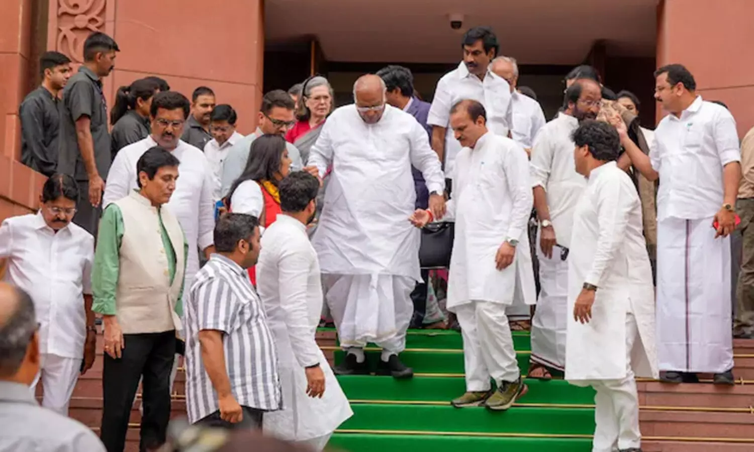 ബി.ജെ.ഡിയും ഒടുവിൽ ഇൻഡ്യ സഖ്യത്തിനൊപ്പം ഇറങ്ങിപ്പോന്നു; എൻ.ഡി​.എയെ പിന്തുണച്ച് വൈ.എസ്.ആർ കോൺഗ്രസ്
