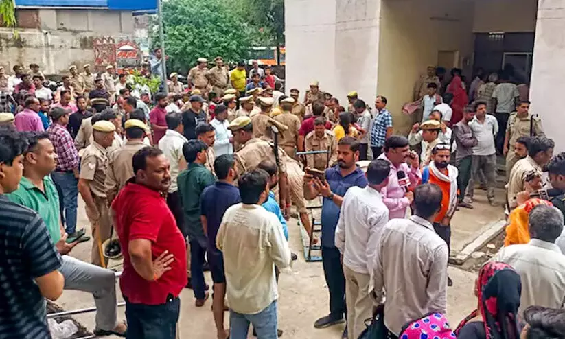 ഹാഥ്റസ് ദുരന്തം: ബാബയുടെ കാൽചുവട്ടിലെ മണ്ണ് ശേഖരിക്കാൻ ഭക്തർ തിരക്ക് കൂട്ടിയത് അപകടകാരണം ഹാഥ്റസ് ദുരന്തം: ബാബയുടെ കാൽചുവട്ടിലെ മണ്ണ് ശേഖരിക്കാൻ ഭക്തർ തിരക്ക് കൂട്ടിയത് അപകടകാരണം