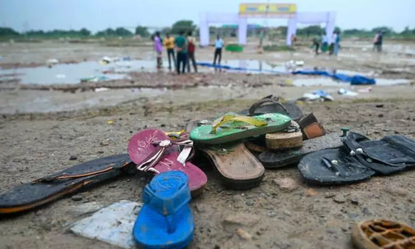 ദുരന്തത്തിന് കാരണം സാമൂഹികവിരുദ്ധരുടെ ഇടപെടൽ; ഭോലെ ബാബയുടെ പേരിൽ കത്ത് പുറത്ത് ദുരന്തത്തിന് കാരണം സാമൂഹികവിരുദ്ധരുടെ ഇടപെടൽ; ഭോലെ ബാബയുടെ പേരിൽ കത്ത് പുറത്ത്