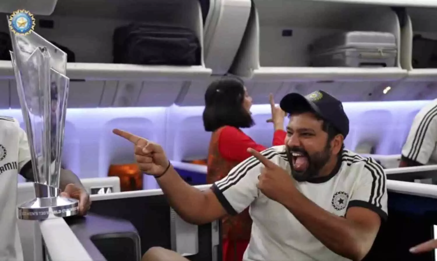 16 മണിക്കൂർ നീണ്ട യാത്ര, വിമാനത്തിൽ ഇന്ത്യൻ സംഘം എന്തുചെയ്തു? വിഡിയോ പുറത്തുവിട്ട് ബി.സി.സി.ഐ