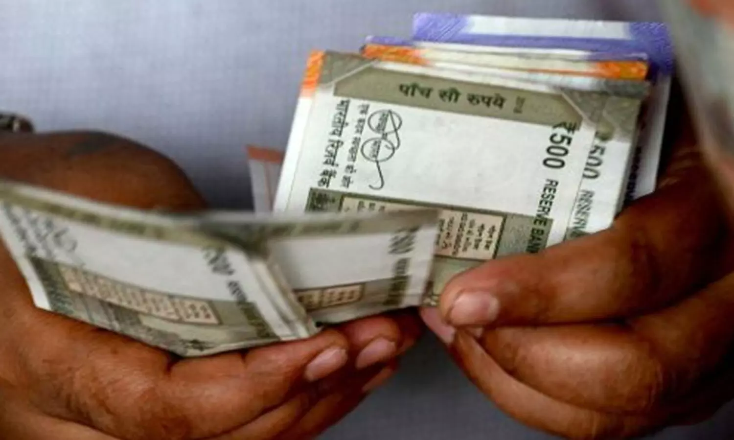 കുടുംബസ്വത്ത് വീതം വെക്കാൻ കൈക്കൂലി; കൊണ്ടോട്ടി സബ് രജിസ്ട്രാർ ഓഫീസറും ഏജന്‍റും പിടിയിൽ