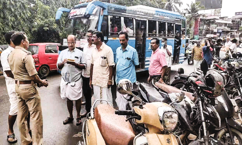 എ​ട​പ്പാ​ൾ ടൗ​ണി​ൽ വ​ൺ​വേ സം​വി​ധാ​നം ഒ​രു​ക്കി​യേ​ക്കും