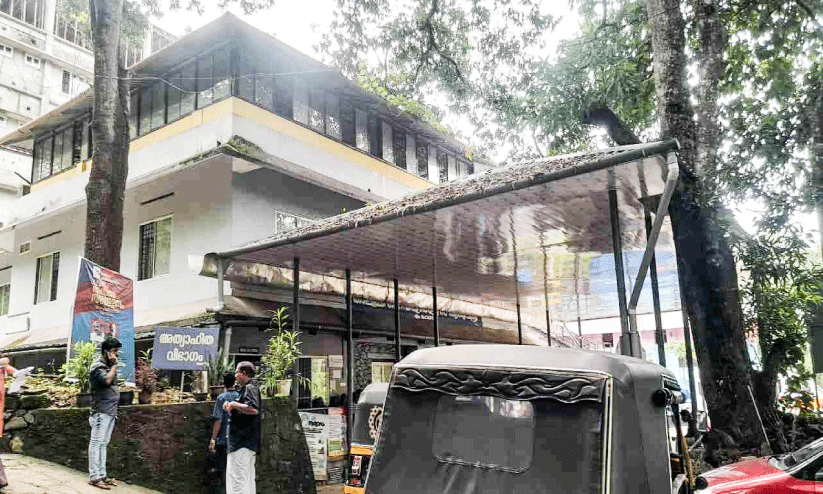 ആവശ്യത്തിന് ജീവനക്കാരില്ല; കോന്നി താലൂക്ക് ആശുപത്രി പ്രവർത്തനം പ്രതിസന്ധിയിൽ