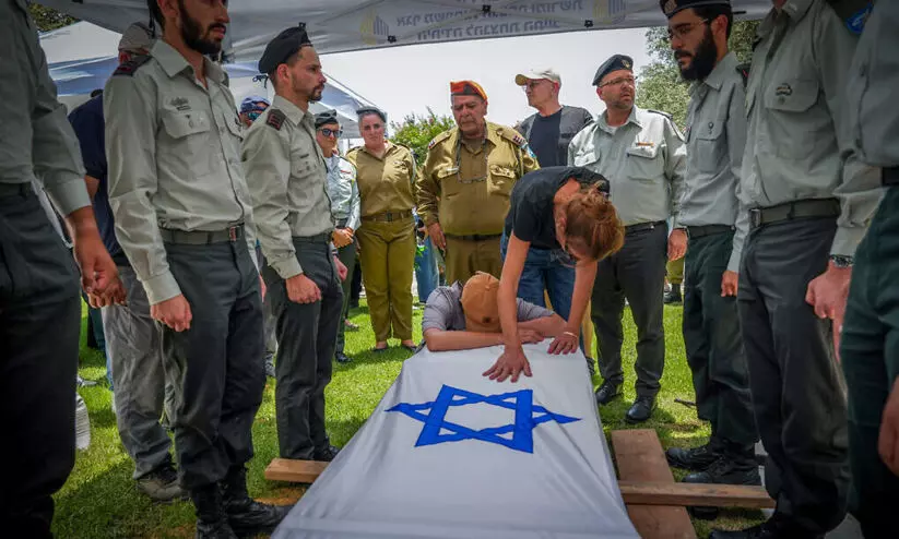 ഹമാസ് തിരിച്ചടിയിൽ മൂന്ന് ഇസ്രായേൽ സൈനികർ കൂടി ഗസ്സയിൽ കൊല്ലപ്പെട്ടു ഹമാസ് തിരിച്ചടിയിൽ മൂന്ന് ഇസ്രായേൽ സൈനികർ കൂടി ഗസ്സയിൽ കൊല്ലപ്പെട്ടു