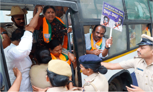 മുഖ്യമന്ത്രി സിദ്ധരാമയ്യയുടെ വസതിയിലേക്ക് മാർച്ച്; ബി.ജെ.പി നേതാക്കൾ കസ്റ്റഡിയിൽ