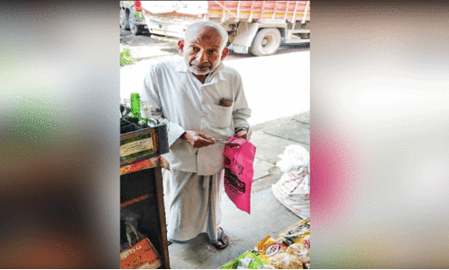 കു​ട ഉ​ട​മ​യെ തേ​ടി ബാ​പ്പു​ട്ടി ഹാ​ജി വൈ​റ​ലാ​യി...