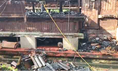 ക​ത്തി​ന​ശി​ച്ച ക​ള​രി