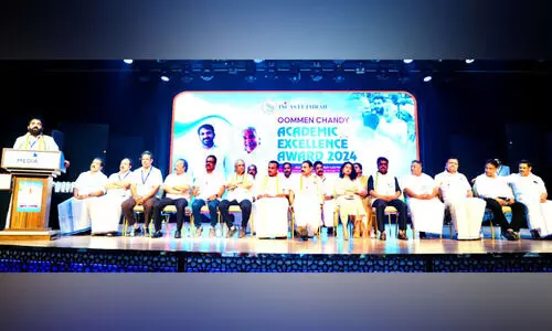 ഉ​മ്മ​ൻ ചാ​ണ്ടി അ​ക്കാ​ദ​മി​ക് എ​ക്സ​ല​ൻ​സ് അ​വാ​ർ​ഡുക​ൾ വി​ത​ര​ണം ചെ​യ്തു