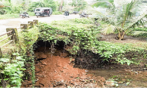 അത്തിക്കയം-കടുമീൻചിറ റോഡ്​ കൊച്ചുപാലത്തിന്‍റെ സംരക്ഷണഭിത്തി തകർന്നു