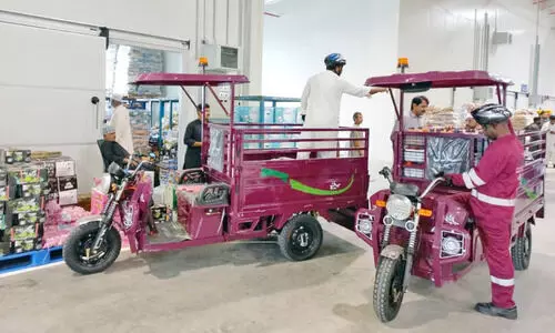 ക​സാ​ഈ​നിൽ ​ചെ​റു​കി​ട ച​ര​ക്കു​ക​ൾ വ​ഹി​ക്കാ​ൻ റി​ക്ഷ​ക​ൾ