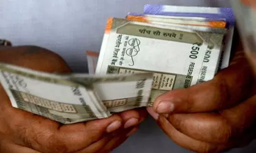 കുടുംബസ്വത്ത് വീതം വെക്കാൻ കൈക്കൂലി; കൊണ്ടോട്ടി സബ് രജിസ്ട്രാർ ഓഫീസറും ഏജന്റും പിടിയിൽ കുടുംബസ്വത്ത് വീതം വെക്കാൻ കൈക്കൂലി; കൊണ്ടോട്ടി സബ് രജിസ്ട്രാർ ഓഫീസറും ഏജന്റും പിടിയിൽ