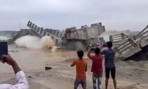 ബിഹാറിൽ വീണ്ടും പാലം തകർന്നു; രണ്ടാഴ്ചക്കിടെ തകർന്നത്   10 പാലങ്ങൾ