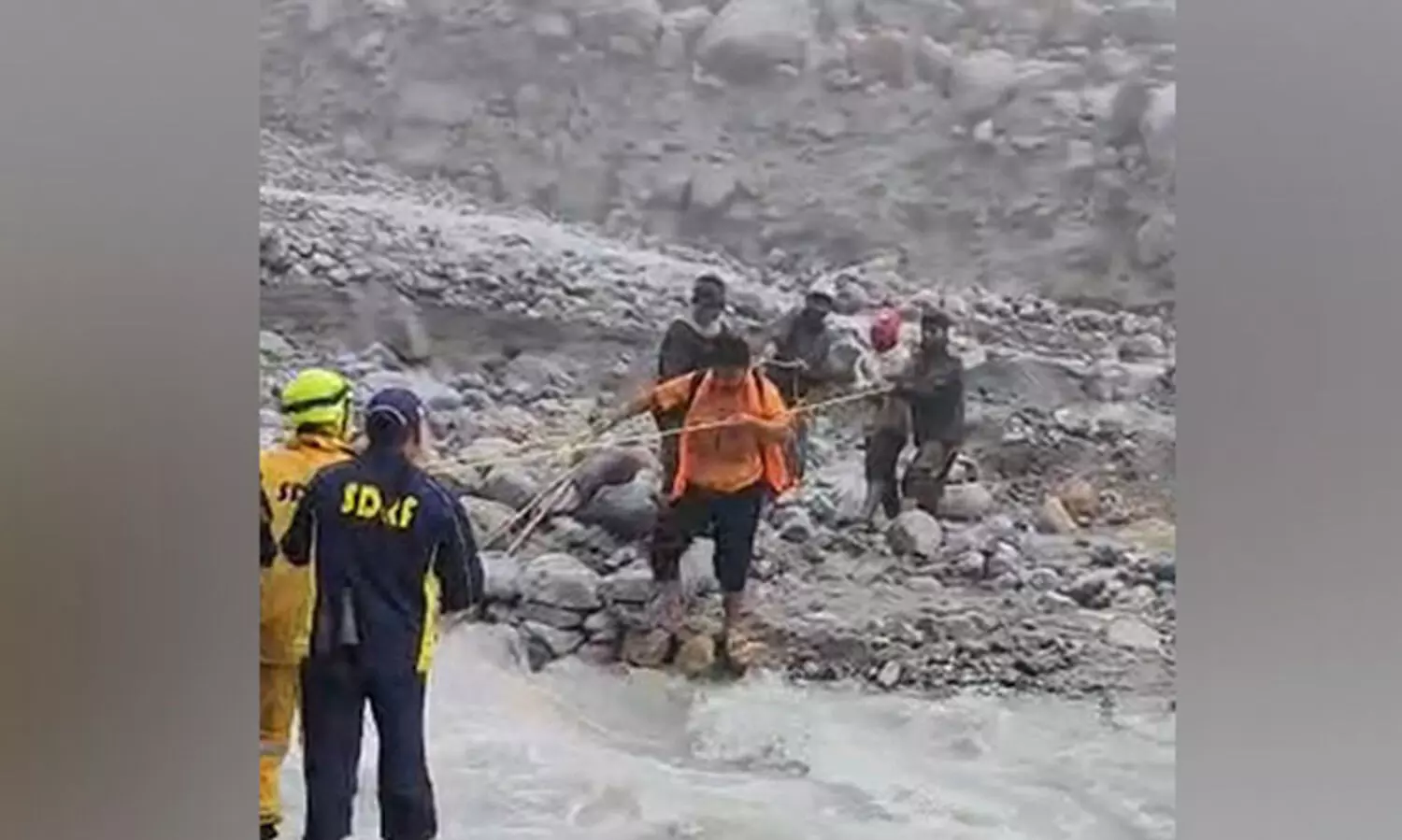 ഉത്തരാഖണ്ഡിൽ താൽക്കാലിക പാലം തകർന്ന് രണ്ടുപേർ ഒഴുകിപ്പോയി; 14 പേർ കുടുങ്ങിക്കിടക്കുന്നു