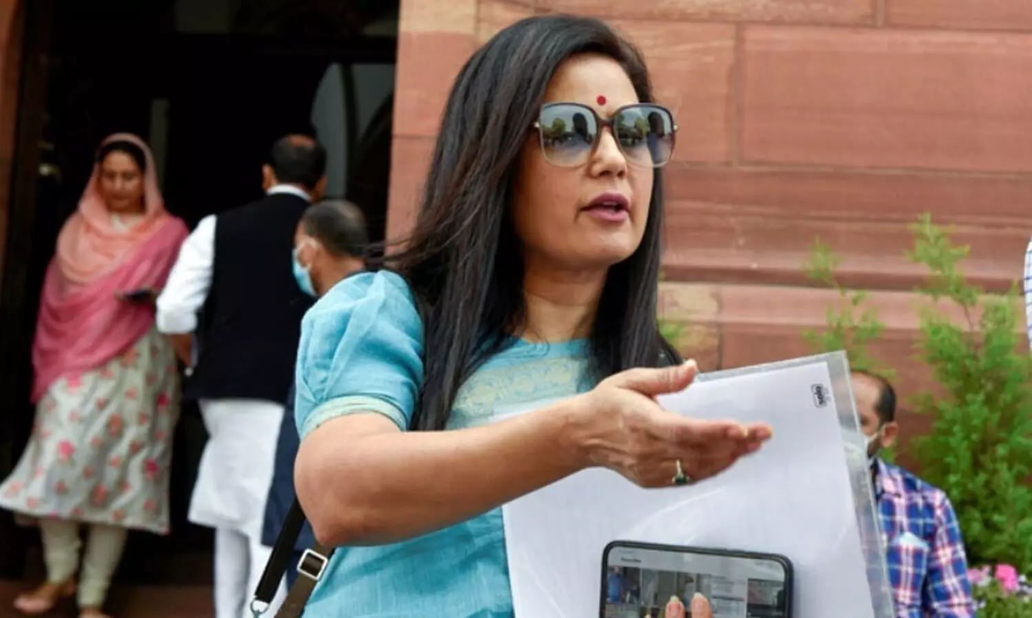 രേഖ ശർമക്കെതിരായ പരാമര്‍ശം: മഹുവ മൊയ്ത്രക്കെതിരെ കേസെടുത്ത് വനിതാ കമീഷൻ