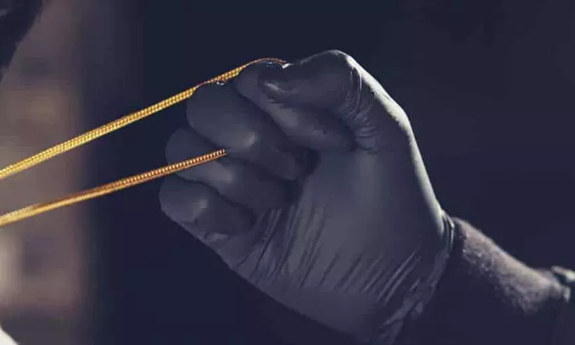 കോഴിക്കോട്ട് വയോധികയുടെ ആഭരണം കവർന്ന് വഴിയിൽ തള്ളി ഓട്ടോ ഡ്രൈവർ കോഴിക്കോട്ട് വയോധികയുടെ ആഭരണം കവർന്ന് വഴിയിൽ തള്ളി ഓട്ടോ ഡ്രൈവർ