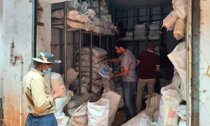 ഒരു ടൺ പ്ലാസ്റ്റിക് കാരിബാഗുകൾ പിടികൂടി