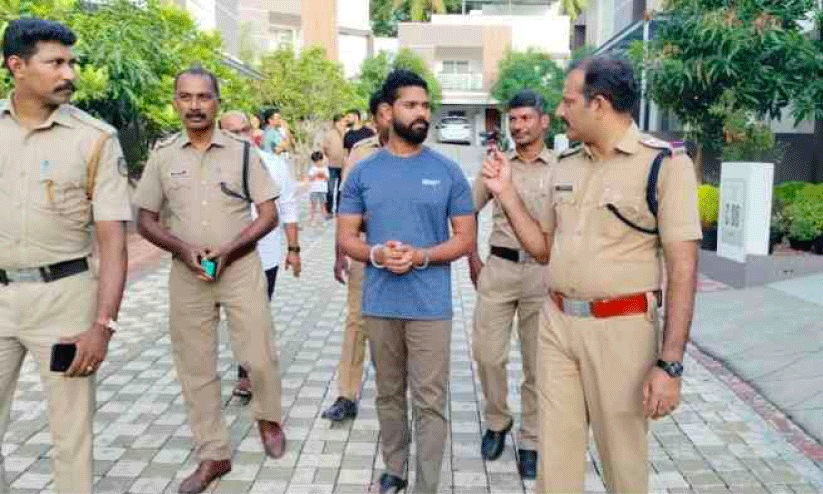 ആഡംബര വില്ലയിലെ മോഷണം: പ്രതിയെ സ്ഥലത്തെത്തിച്ച് തെളിവെടുത്തു ആഡംബര വില്ലയിലെ മോഷണം: പ്രതിയെ സ്ഥലത്തെത്തിച്ച് തെളിവെടുത്തു