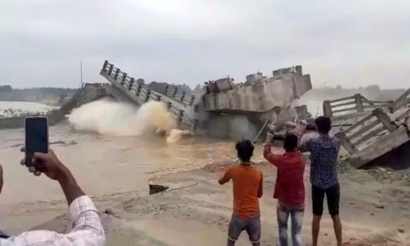 രണ്ട് ആഴ്ചക്കിടെ തകർന്നത് 12 പാലങ്ങൾ; ബിഹാറിൽ 11 എൻജിനീയർമാർക്ക് സസ്പെൻഷൻ രണ്ട് ആഴ്ചക്കിടെ തകർന്നത് 12 പാലങ്ങൾ; ബിഹാറിൽ 11 എൻജിനീയർമാർക്ക് സസ്പെൻഷൻ