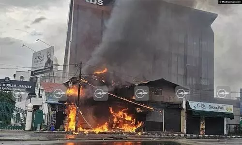 കോഴിക്കോട് മാനാഞ്ചിറയിലെ കടയിൽ തീപിടിത്തം; ഒരാൾക്ക് പരിക്ക് കോഴിക്കോട് മാനാഞ്ചിറയിലെ കടയിൽ തീപിടിത്തം; ഒരാൾക്ക് പരിക്ക്