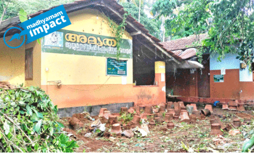 ‘മാ​ധ്യ​മം’ വാ​ർ​ത്ത ഫ​ലം ക​ണ്ടു;  ജ​പ്തി ചെ​യ്ത കെ​ട്ടി​ട​ത്തി​ലെ മാ​ലി​ന്യം നീ​ക്കി​ത്തു​ട​ങ്ങി