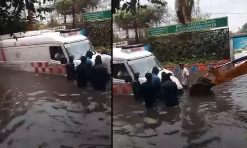 യു.പിയിൽ റോഡിലെ വെള്ളക്കെട്ടിൽ ആംബുലൻസ് മുങ്ങി; ബുൾഡോസർ ഉപയോഗിച്ച് കരക്കെടുത്തു -VIDEO