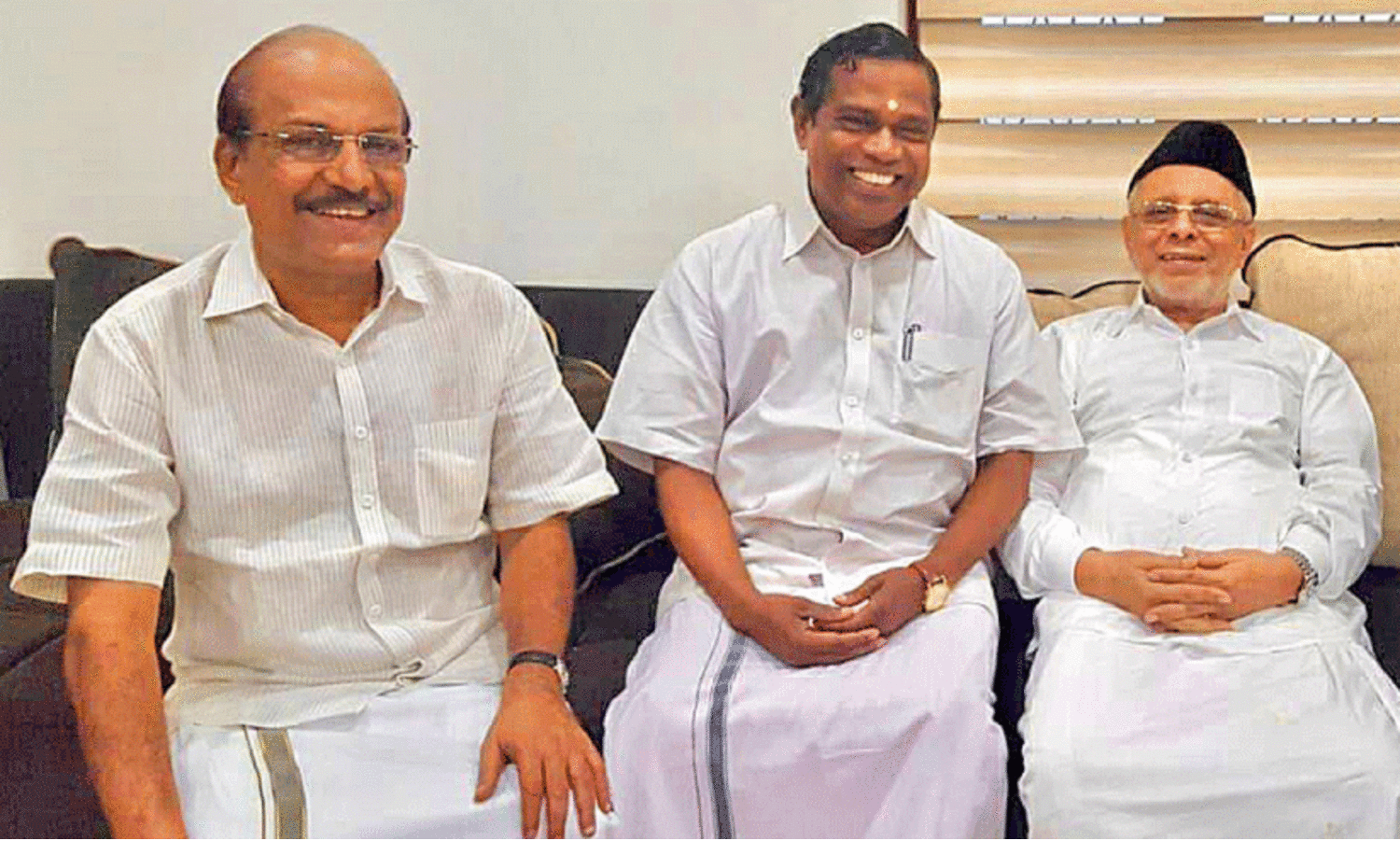 പാ​ണ​ക്കാ​ട് ഹൈ​ദ​ര​ലി ശി​ഹാ​ബ് ത​ങ്ങ​ൾ​