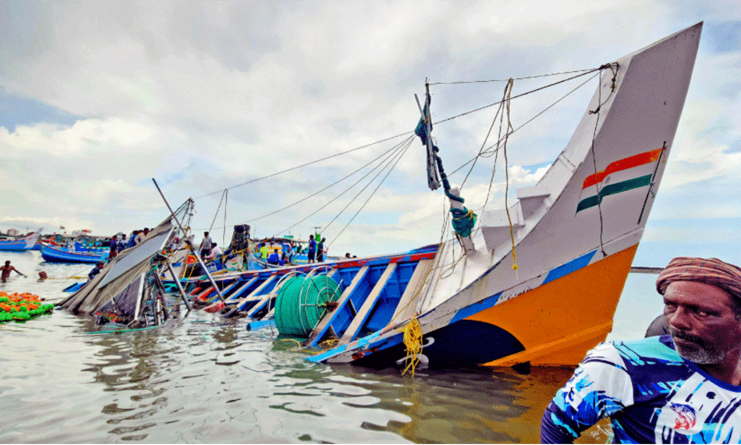 ചുഴലിക്കാറ്റും കടലാക്രമണവും ; കരയിടിഞ്ഞു, ​വള്ളം മുങ്ങി, വീടുകൾക്ക് ഭീഷണി