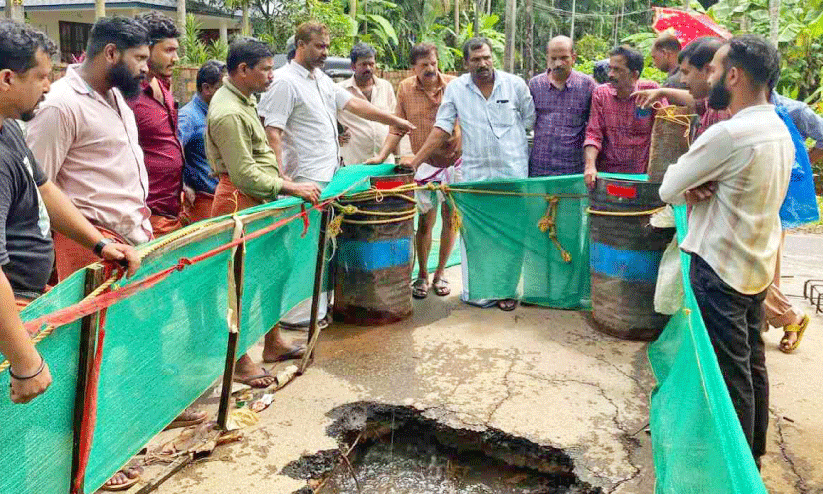 വാണിയൂർ റോഡ്: തകർന്ന സ്ലാബ് നിർമാണം പ്രതിഷേധത്തെ തുടർന്ന് നിർത്തി വാണിയൂർ റോഡ്: തകർന്ന സ്ലാബ് നിർമാണം പ്രതിഷേധത്തെ തുടർന്ന് നിർത്തി