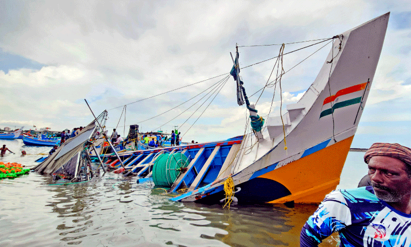 ചുഴലിക്കാറ്റും കടലാക്രമണവും ; കരയിടിഞ്ഞു, വള്ളം മുങ്ങി, വീടുകൾക്ക് ഭീഷണി ചുഴലിക്കാറ്റും കടലാക്രമണവും ; കരയിടിഞ്ഞു, വള്ളം മുങ്ങി, വീടുകൾക്ക് ഭീഷണി
