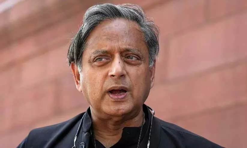 ഉമ്മൻചാണ്ടി കേരളപുത്രൻ; സ്മാരകത്തിന്‍റെ കാര്യത്തിൽ സർക്കാർ രാഷ്ട്രീയം കളിക്കരുതെന്ന് തരൂർ