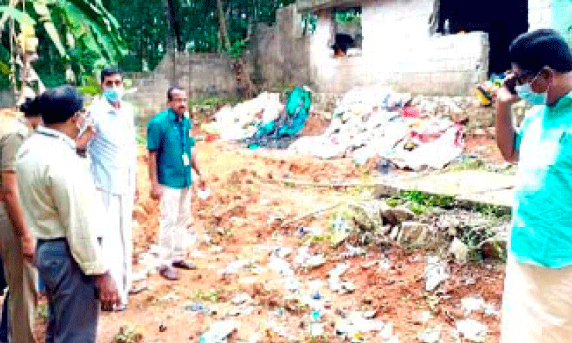 അധികൃതർ പരിശോധിച്ച് മടങ്ങി; സ്ഥലംഉടമ മാലിന്യം മണ്ണിട്ട് മൂടി അധികൃതർ പരിശോധിച്ച് മടങ്ങി; സ്ഥലംഉടമ മാലിന്യം മണ്ണിട്ട് മൂടി
