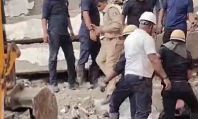 ഗുജറാത്തിൽ 2016-17 വർഷം നിർമിച്ച നാലുനില കെട്ടിടം തകർന്നു ഗുജറാത്തിൽ 2016-17 വർഷം നിർമിച്ച നാലുനില കെട്ടിടം തകർന്നു