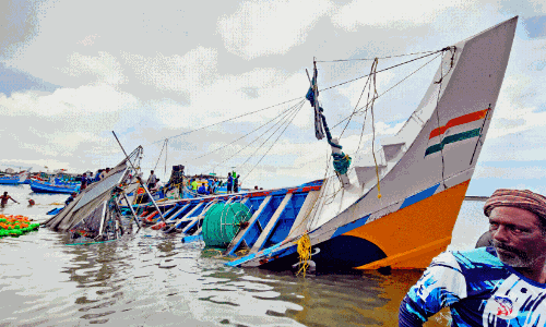 ചുഴലിക്കാറ്റും കടലാക്രമണവും ; കരയിടിഞ്ഞു, ​വള്ളം മുങ്ങി, വീടുകൾക്ക് ഭീഷണി