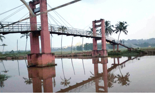 ക​ട​മ്പ്ര​യാ​ർ തൂ​ക്കു​പാ​ലം
