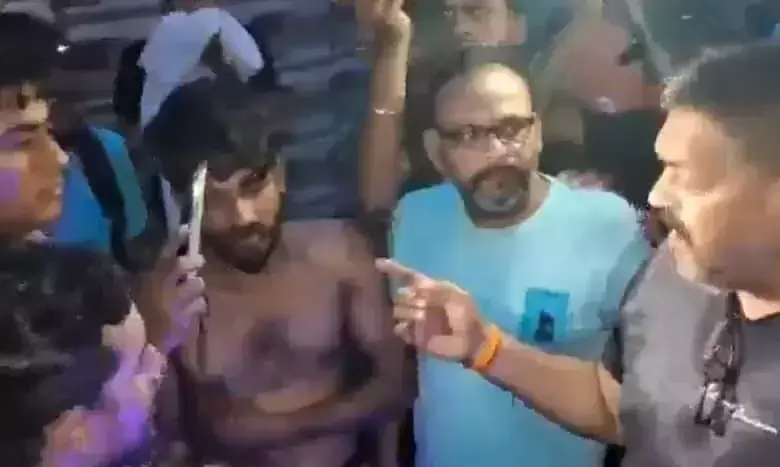 ഹിന്ദു പെൺകുട്ടിയോട് സംസാരിച്ചെന്നാരോപിച്ച് മുസ്‍ലിം യുവാവിനെ ക്രൂരമായി മർദിച്ച് ആൾക്കൂട്ടം -വിഡിയോ