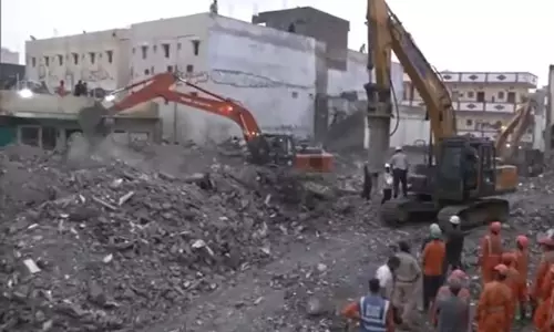 സൂറത്തിൽ അഞ്ചുനില കെട്ടിടം തകർന്ന് വീണ് ഏഴ് മരണം