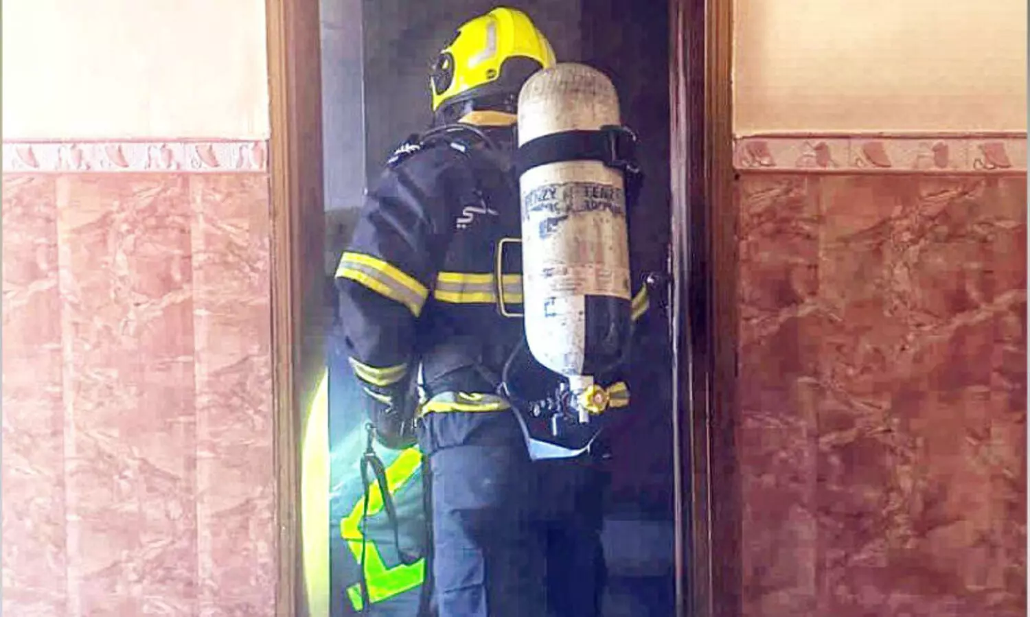 ബ​ഹ്​​ല​യി​ൽ വീ​ടി​ന്​ തീ​പി​ടി​ച്ചു